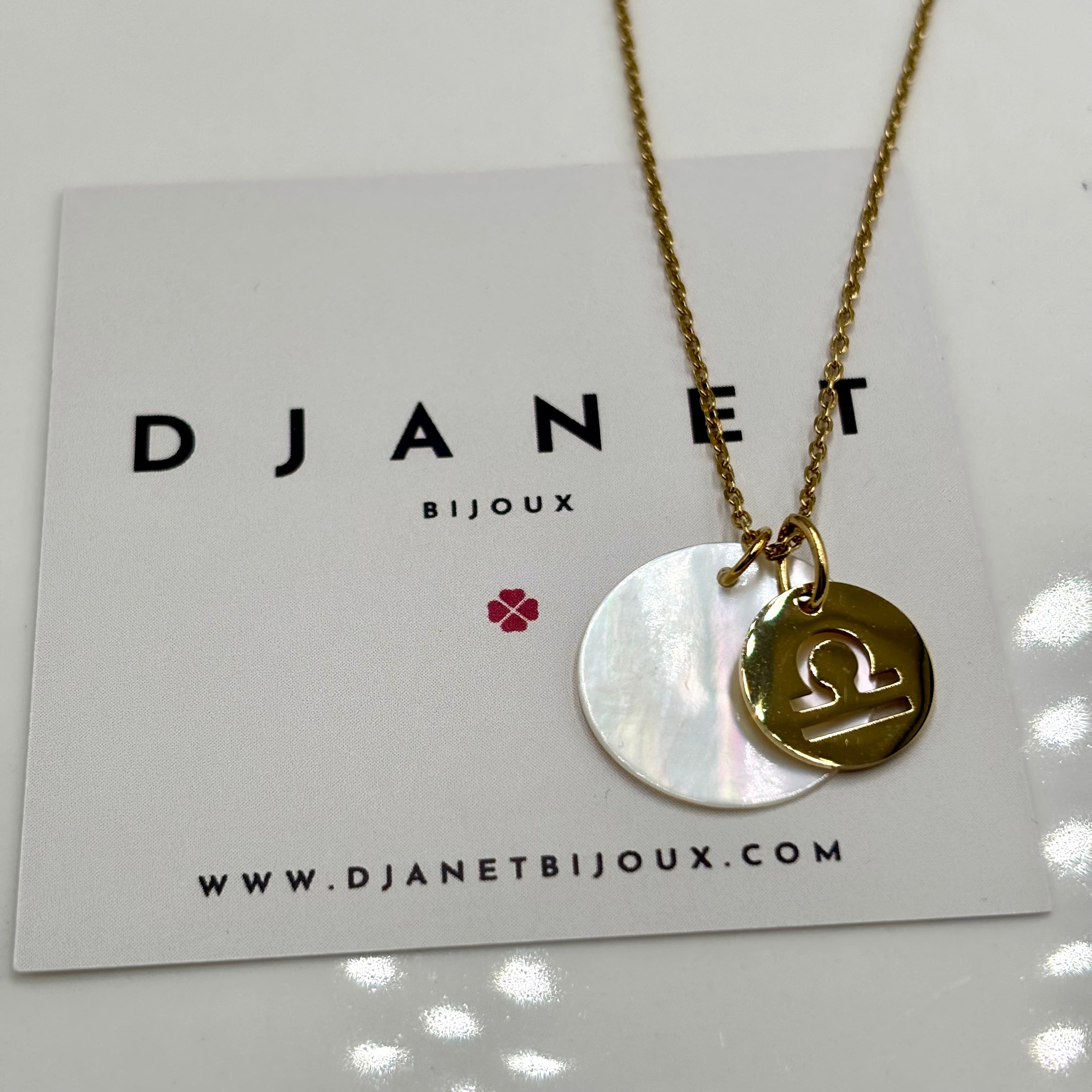 Collier personnalise signe Astro balance sur chaine maille forçat acier dore et carte Djanet Bijoux