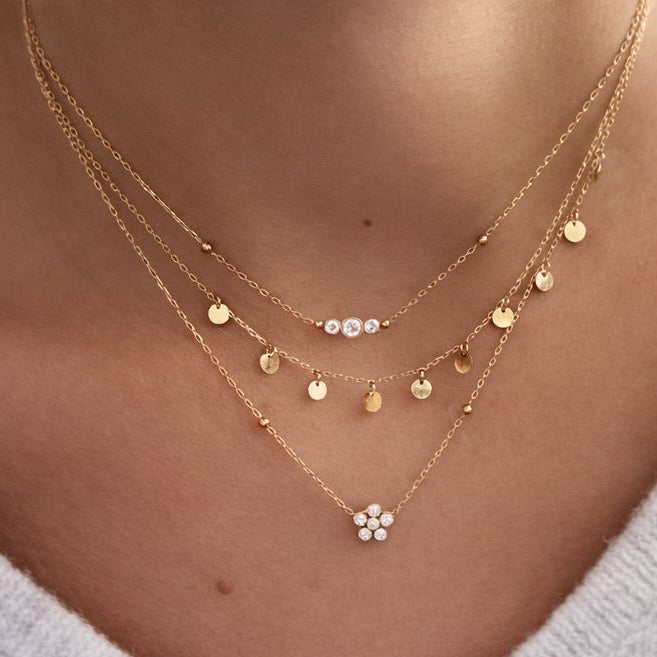 Collier ras de cou pastilles en acier inoxydable doré à l'or fin Djanet Bijoux porté en accumulation  