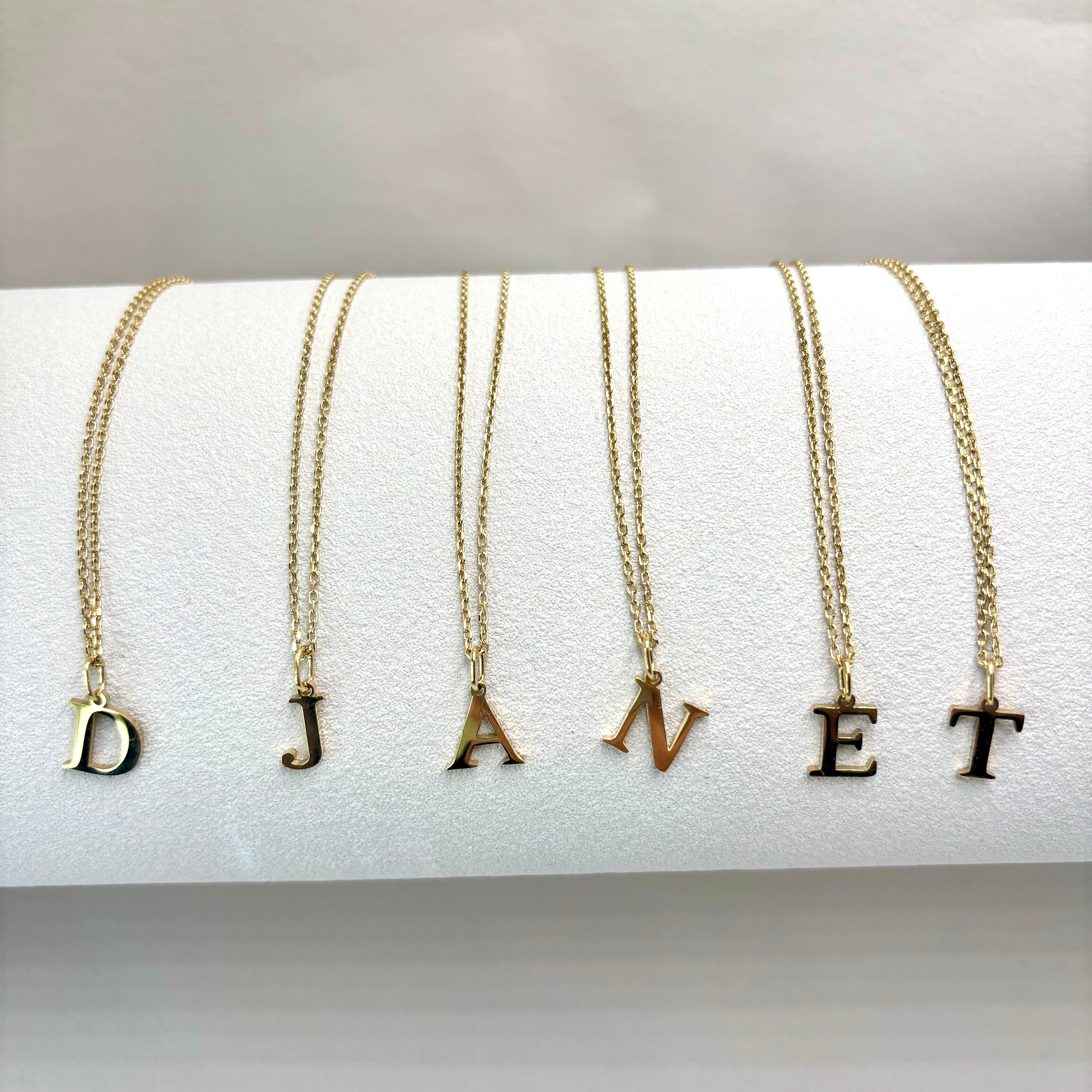Colliers Personnalisés Initiales DJANET chaine maille forçat lettre initiale sur présentoir