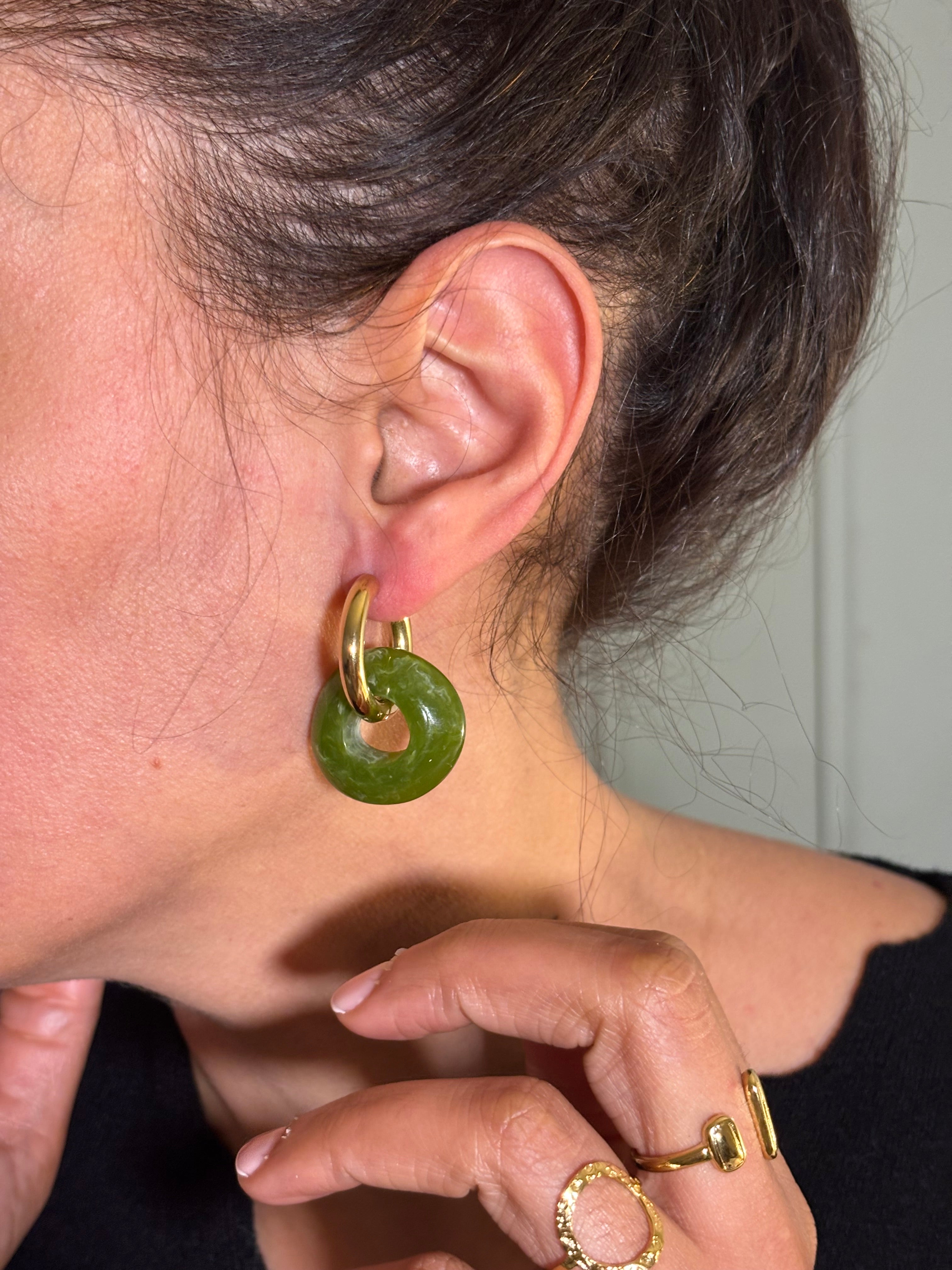 Boucles d'Oreilles Créoles en acier doré avec anneau donut en acétate coloré Lola – Djanet Bijoux