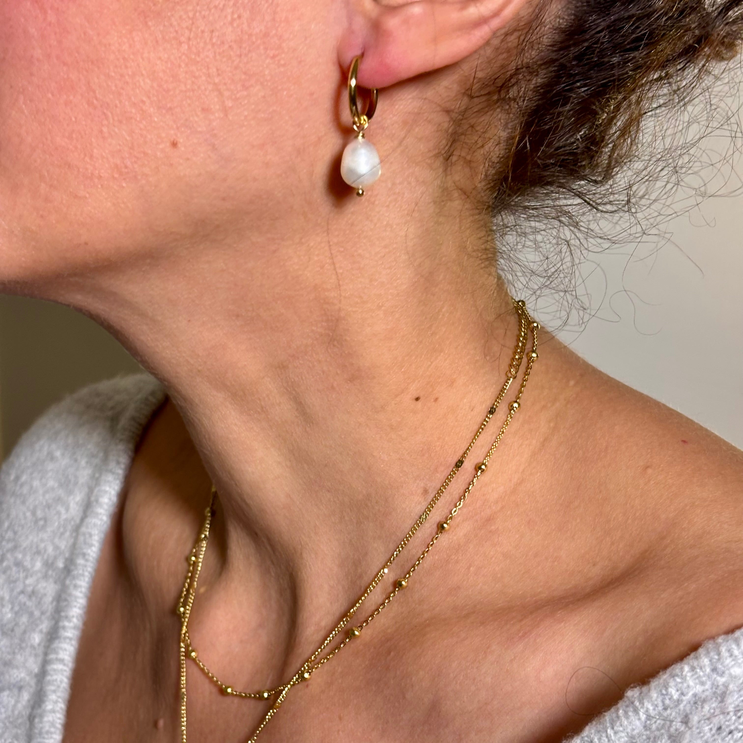 Boucles d’oreilles créoles en acier doré avec perles d’eau douce naturelles – Djanet Bijoux