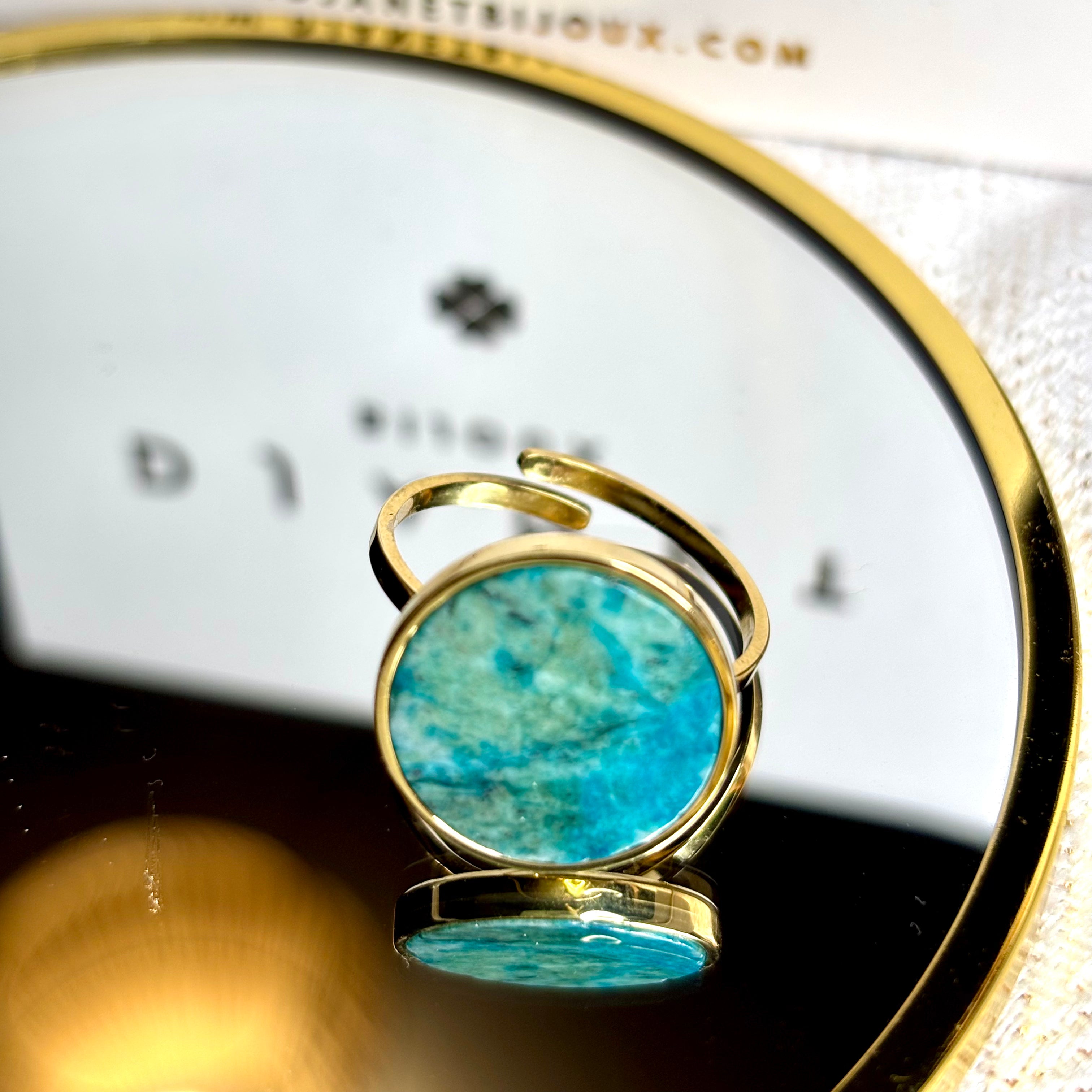 Bague anneau ajustable surmonté d'un médaille ornée de turquoise africaine
