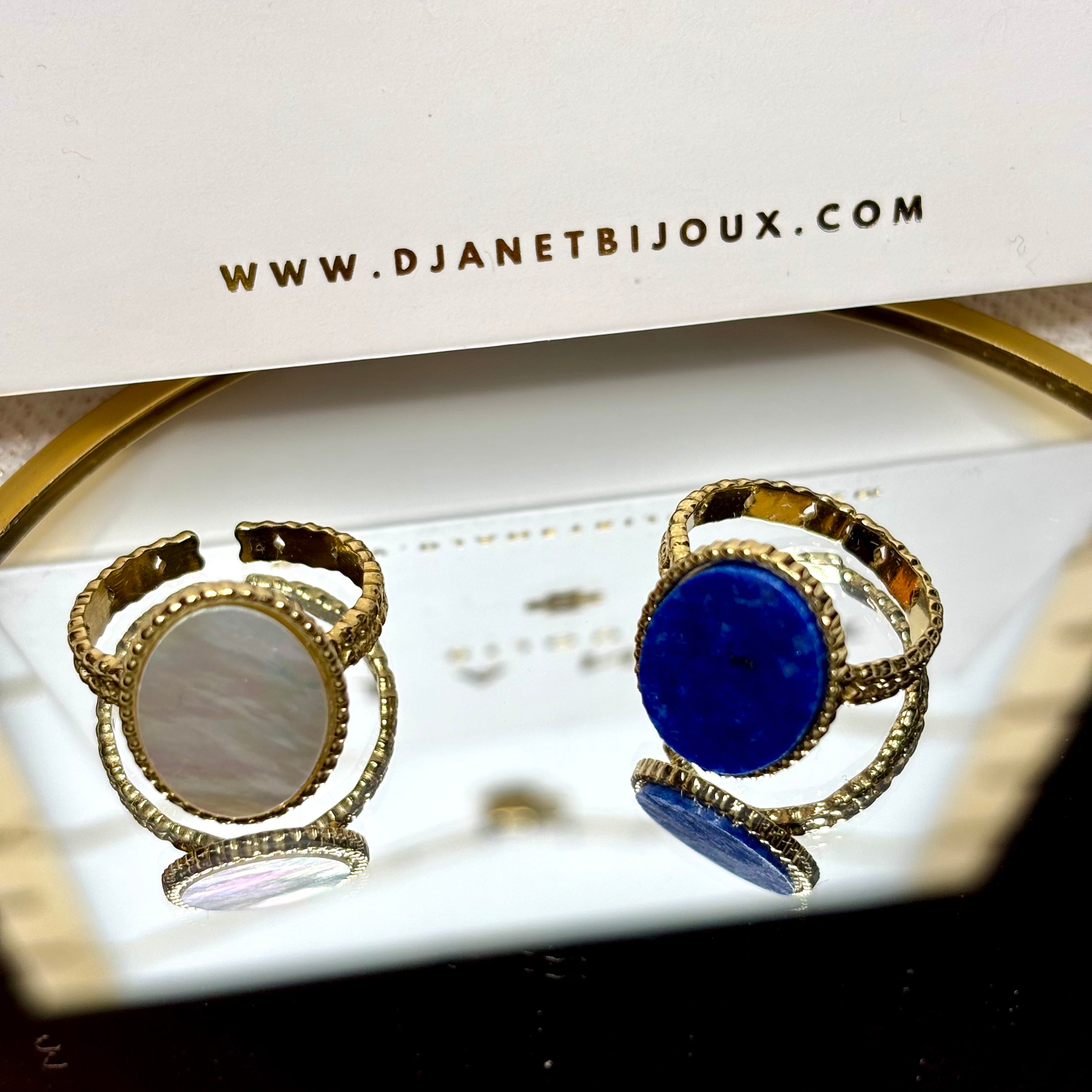 Bagues ovales ajustables acier inoxydable doré Romy en nacre et en lapis lazuli présentation miroir