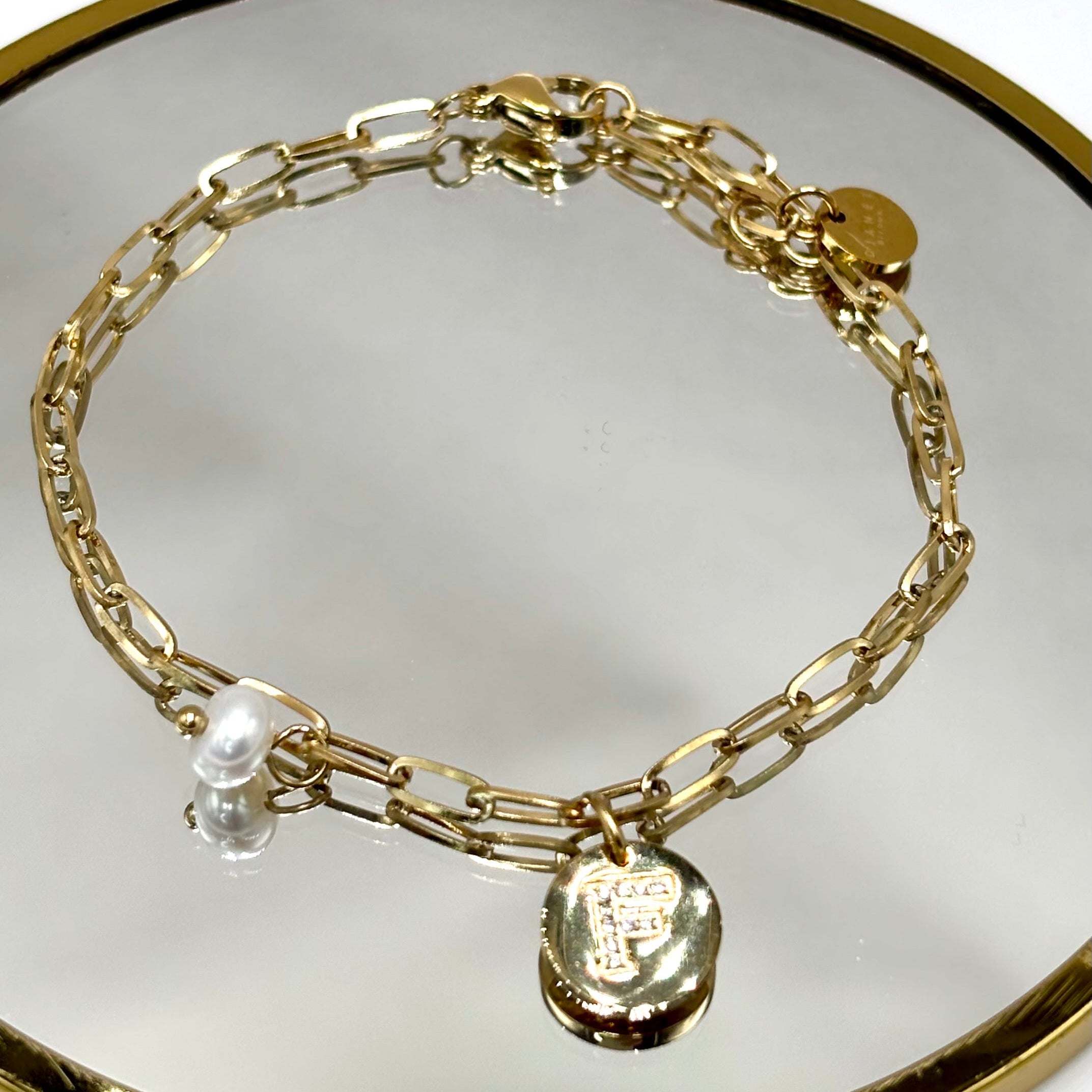 Bracelet personnalisé lettre initiale avec perle d'eau douce et charm lettre gravée zirconium dans boite tiroir Djanet Bijoux
