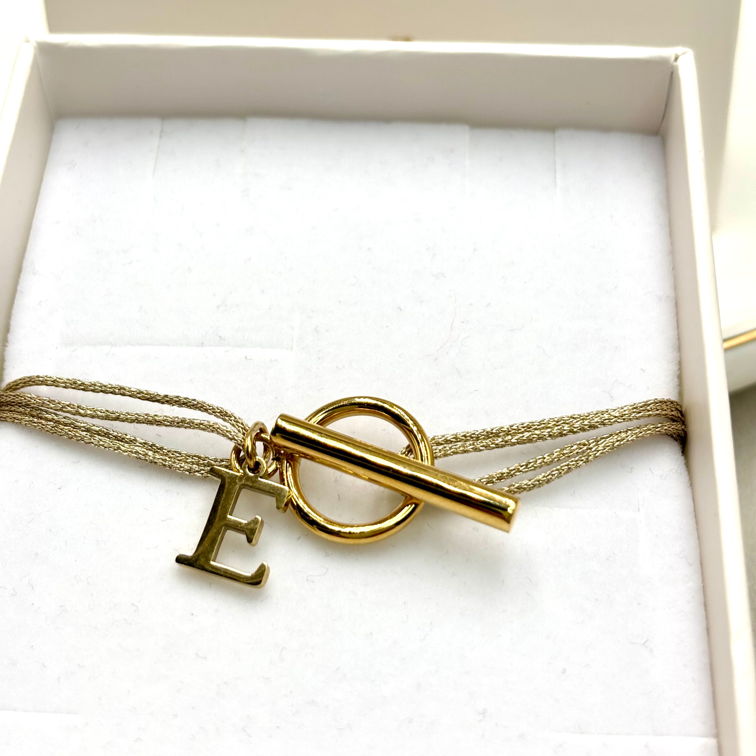 Bracelet cordon doré Fermoir T Toggle et lettre initiale en acier inoxydable doré 
