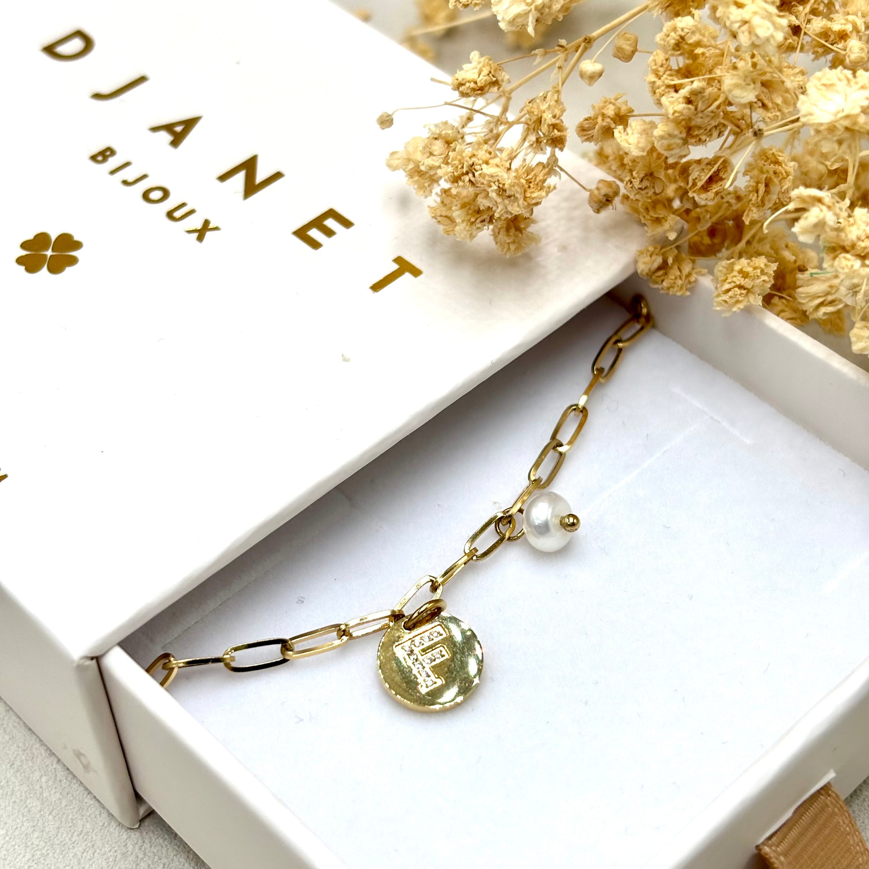 Bracelet chaine maille ovale avec breloque perle d'eau douce et charm lettre zirconium gravée