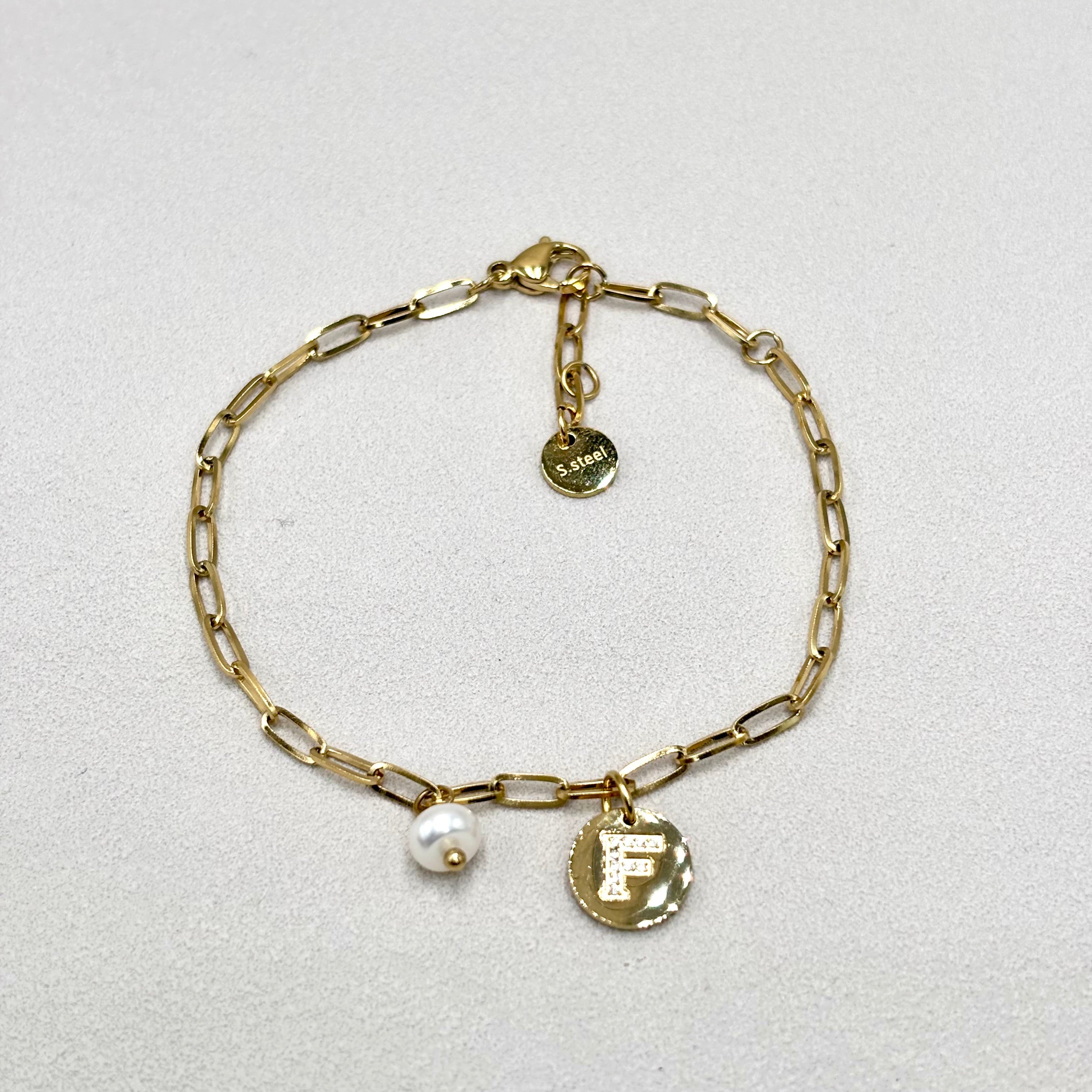 Bracelet personnalisé chaîne maille ovale avec lettre zirco gravée et perle d'eau douce 