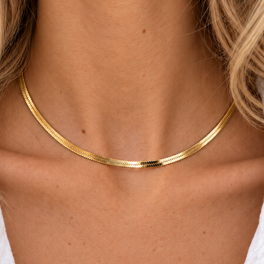 Collier maille miroir en acier inoxydable doré porté ras de cou sur décolleté femme