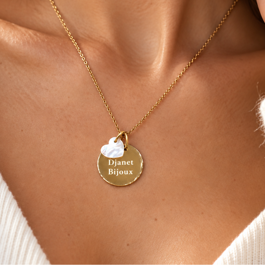 Collier médaille gravée doré et charm coeur en nacre 