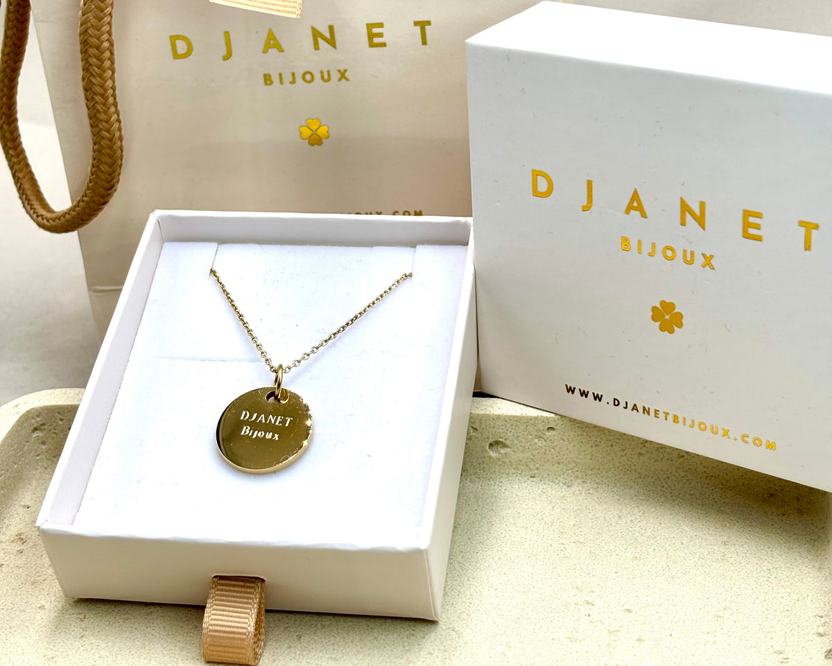 Collier médaille gravée personnalisable en acier inoxydable doré dans boite tiroir et sac cadeau Djanet Bijoux
